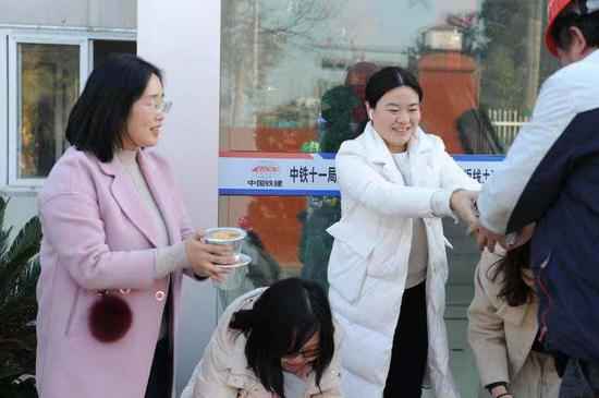 一碗腊八粥暖心冬日情 中新社浙江分社向亚运事情者送暖和