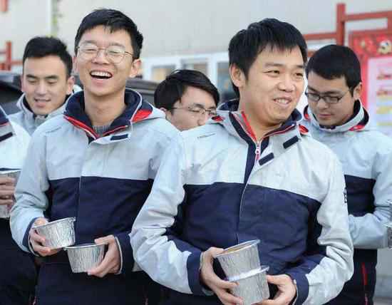 一碗腊八粥暖心冬日情 中新社浙江分社向亚运事情者送暖和