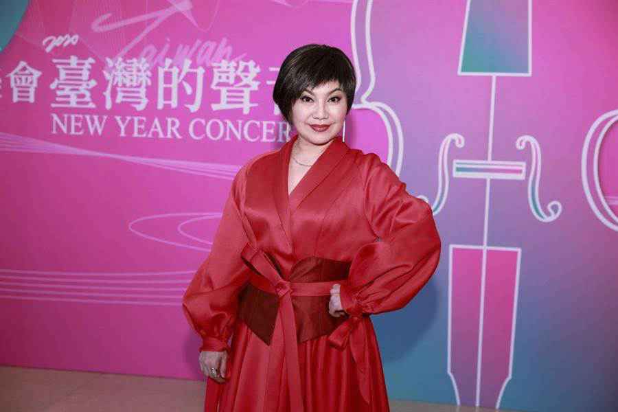 唐美云新年首日打破人生标准 穿大红曳地军服献唱