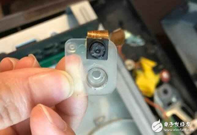 旅馆电视藏摄像头！女房客被偷拍索赔遭拒绝，这锅谁来背？如何找出旅馆埋没摄像头？