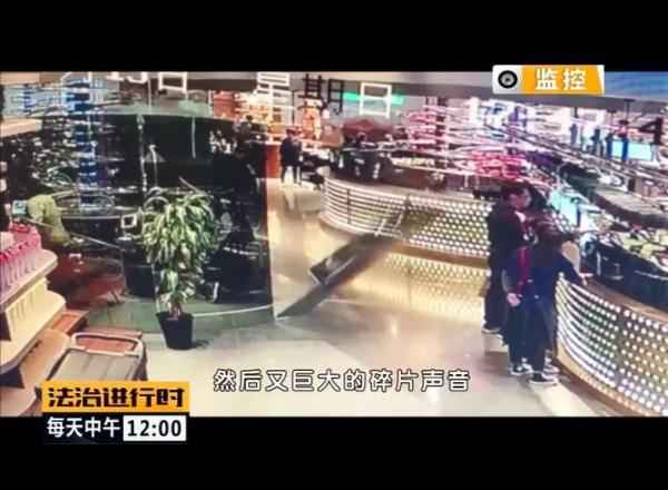  北京知名网红餐厅惹事：2米长玻璃砸中客人，身体受伤