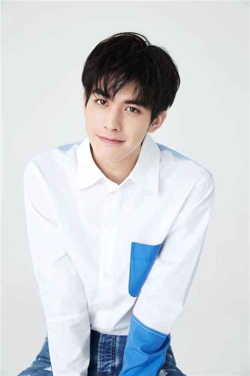 宋威龙翻牌一线医护人员：加油，必然留意好防护