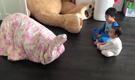 吴京裹被子cos大象逗孩子：我极力了！