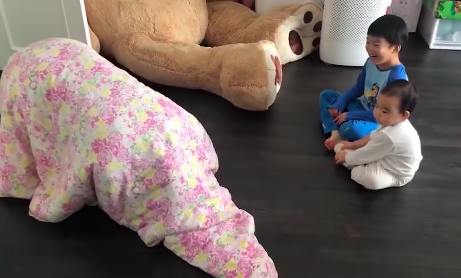 吴京裹被子cos大象逗孩子：我极力了！