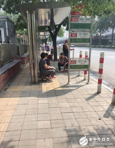 从共享自行车到共享马扎，共享时代真的光降了？网友：明明是出来搞笑的