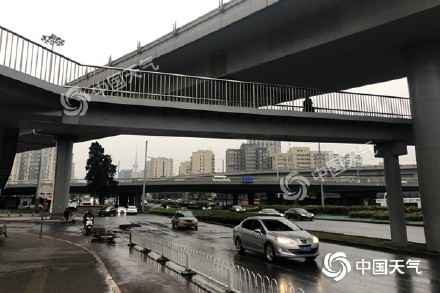  城区降雨郊区飘雪 北京今天降雨一连最高气温仅9℃