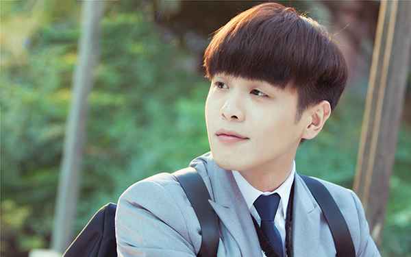 张若昀变身“女装大佬”“贱萌”献吻李现