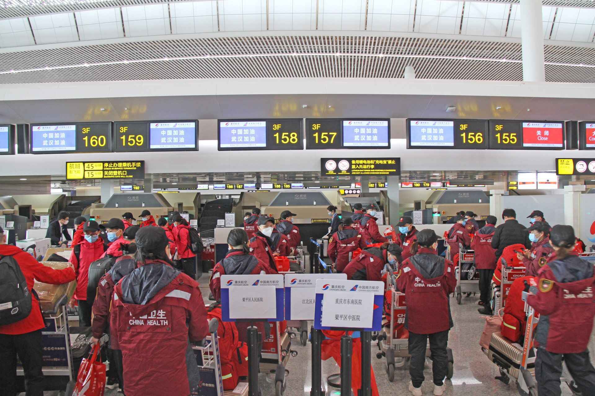 145人！8.6吨物资！重庆航空两架包机运送重庆第12批医疗队抵鄂