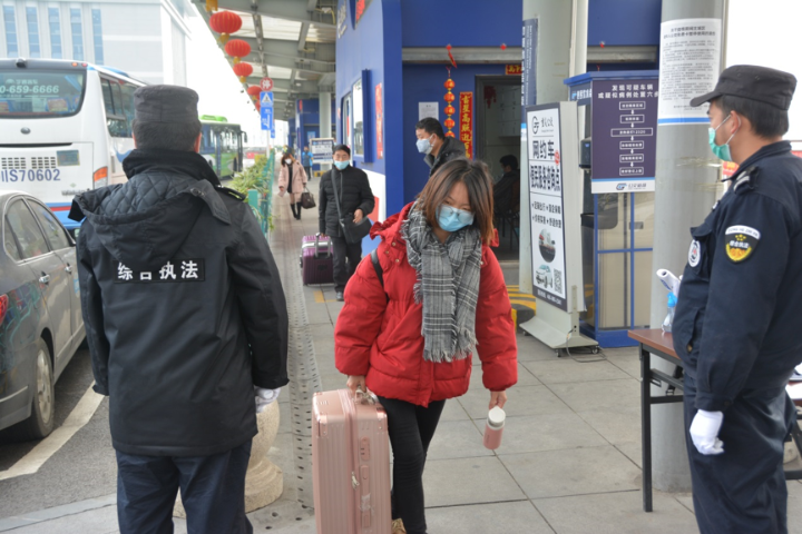 支持复工很给力！包车接人来返岗 还在火车站设绿色通道