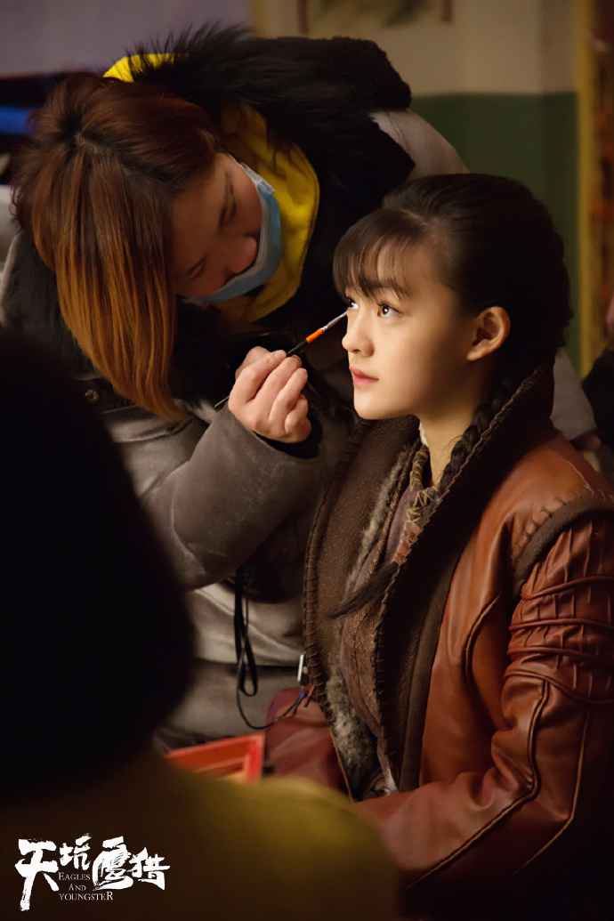 《天坑鹰猎》花絮来袭 王俊凯叉腰吹泡泡