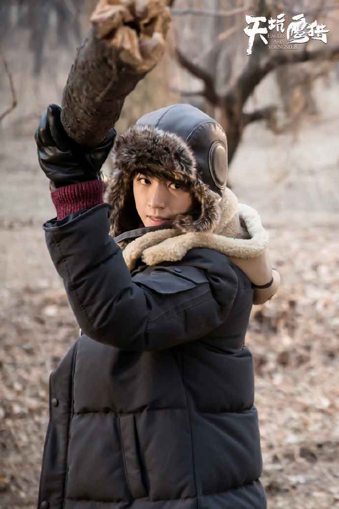 《天坑鹰猎》花絮来袭 王俊凯叉腰吹泡泡