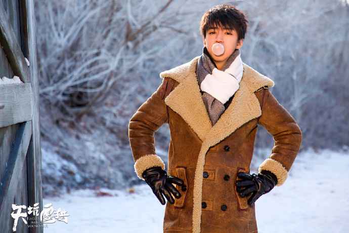 《天坑鹰猎》花絮来袭 王俊凯叉腰吹泡泡