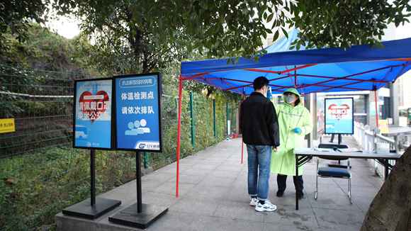 17日起迟早岑岭 主城30条重点公交线配测温员 上车搭客逐一测温