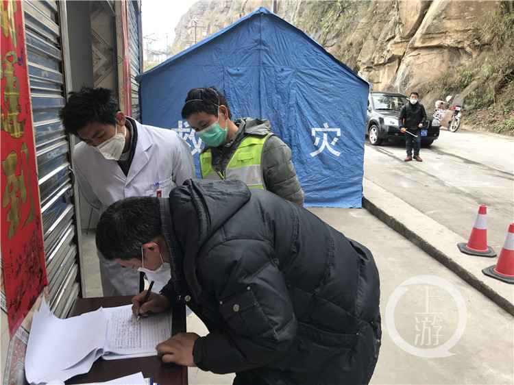 渝鄂接壤小镇的“守卡人” ：我“冒犯”你，你就不会“冒犯”别人