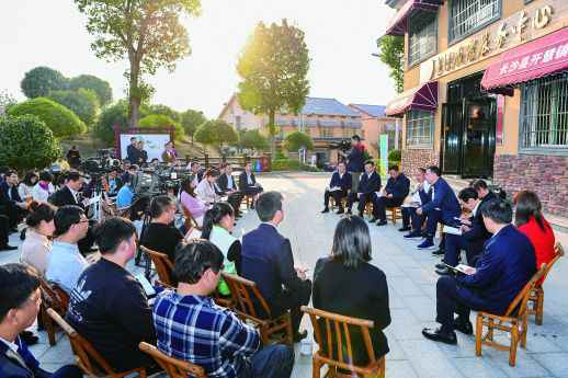 中央宣讲团深入下层与党员干部群众面劈面互动交换