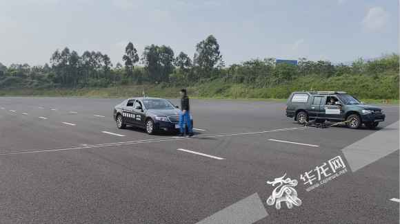 视频|轿车冲向“行人” 电梯加快坠落……打探重庆这个国度质检基地的日常“玩心跳”