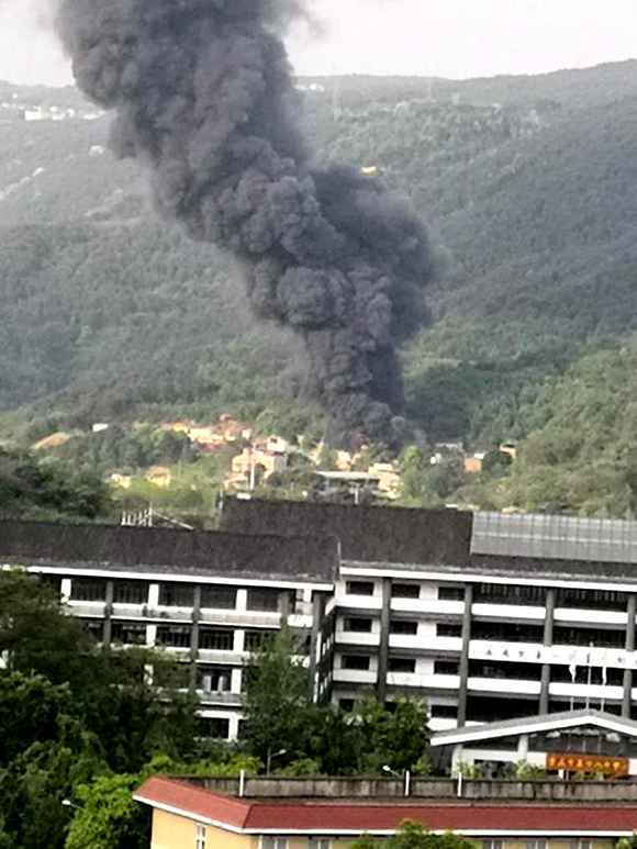 滔滔浓烟 重庆铁山坪产生山火？官方辟谣：系垃圾堆起火正在处理