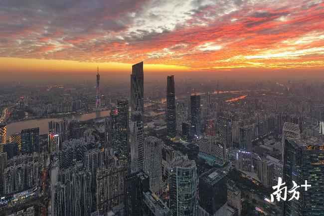 早上的七色祥云，黄昏又来接你下班了