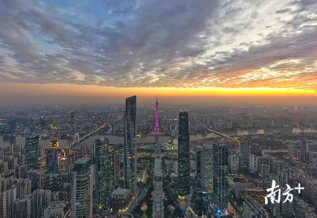 早上的七色祥云，黄昏又来接你下班了