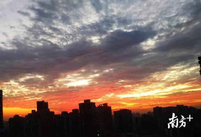 早上的七色祥云，黄昏又来接你下班了