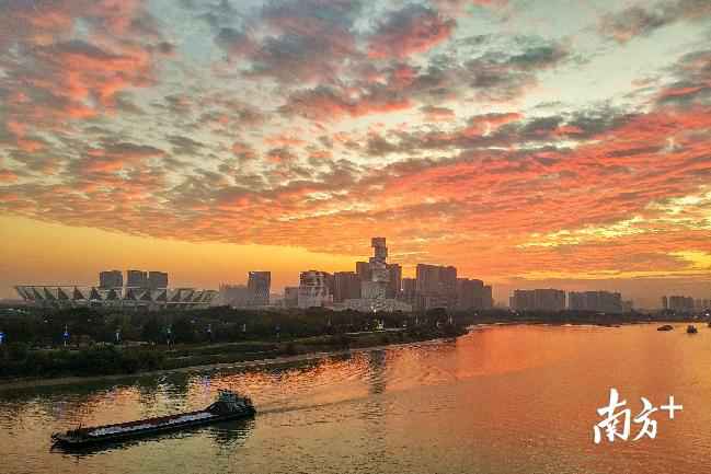 早上的七色祥云，黄昏又来接你下班了