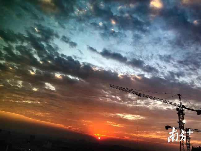 早上的七色祥云，黄昏又来接你下班了
