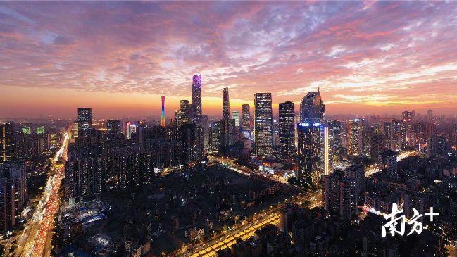 早上的七色祥云，黄昏又来接你下班了