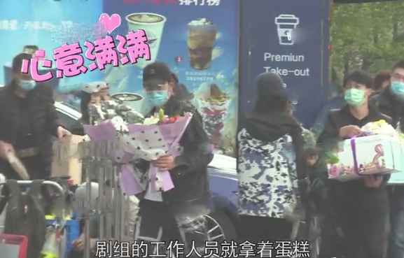 魏大勋剧组庆生喝闷酒 全程不见杨幂身影