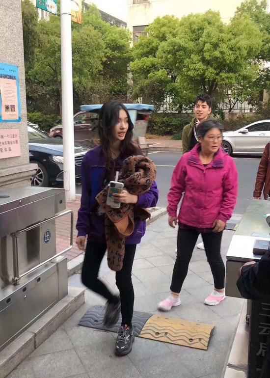 王大陆林允一同现身女方故乡 林允爸妈开心同行