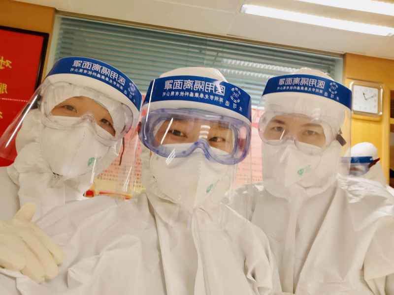 【模范气力】速描深圳机场边检人：疫情下的三组“国门”家庭