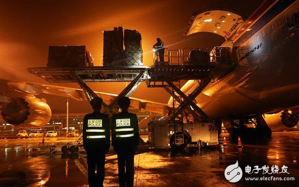 郑州富士康开始打包iPhoneX送货