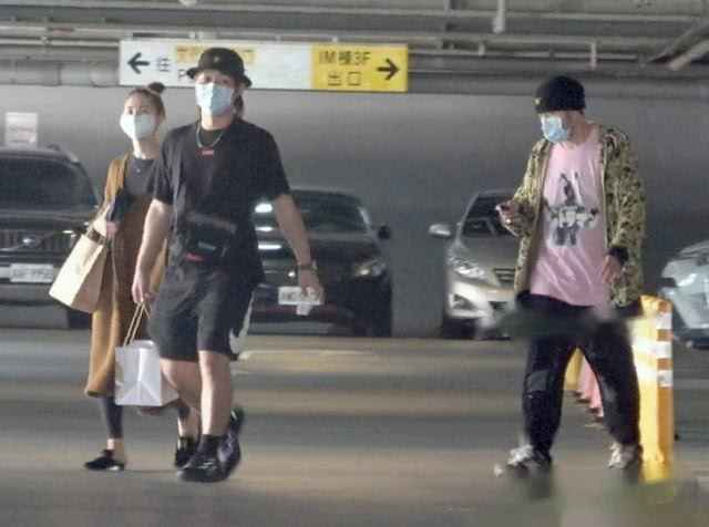 周杰伦携昆凌现身陌头 防疫法子很到位