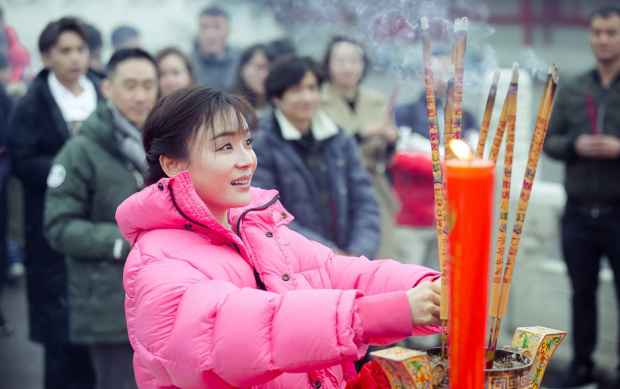 《国宝奇旅》开机 袁姗姗穿粉色外套激萌出镜