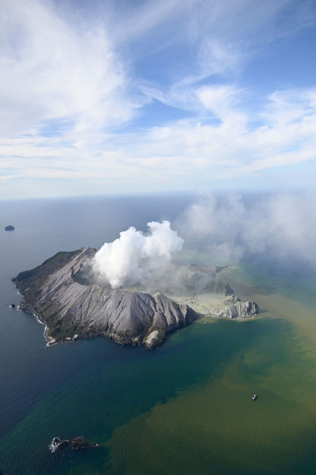 新西兰火山致命旅途：一场事先申饬的喷发，与灰烬包围的47游客