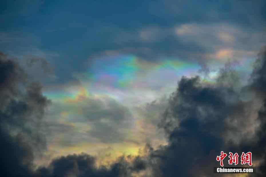 西沙群岛鸭公岛上空现七彩祥云景观