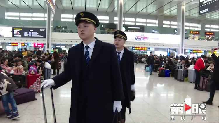 一桌用便当盒构成的团年饭背后，是为了让更多人回家……