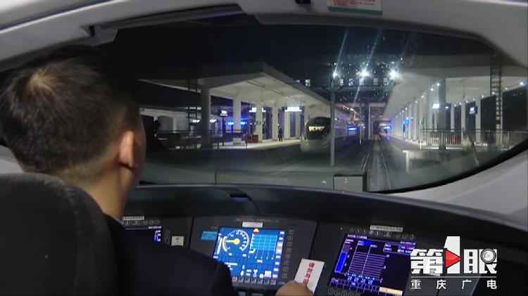 一桌用便当盒构成的团年饭背后，是为了让更多人回家……