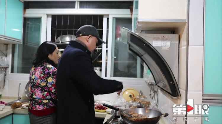 一桌用便当盒构成的团年饭背后，是为了让更多人回家……