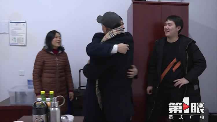 一桌用便当盒构成的团年饭背后，是为了让更多人回家……