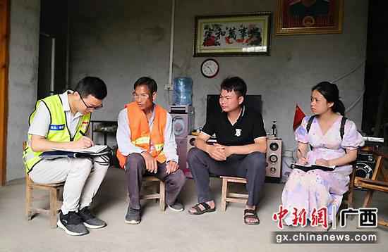 杨俊兴：从查看官到“第一书记”的脚色转换