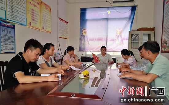 杨俊兴：从查看官到“第一书记”的脚色转换