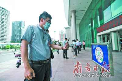 亮康健码、丈量体温、双手消毒、佩带口罩……因疫制宜的集会会议新风