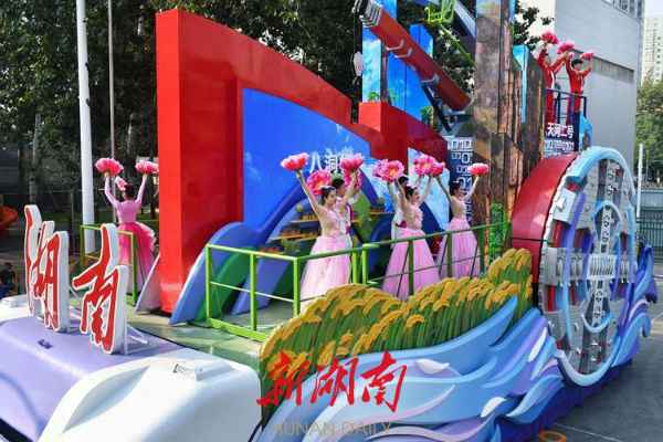 湖南彩车通过天安门城楼!揭秘彩车背后的故事