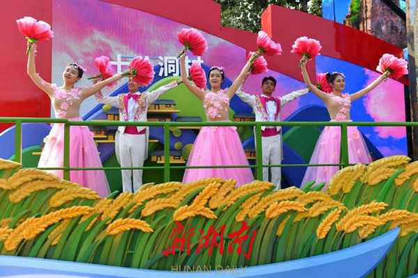 湖南彩车通过天安门城楼!揭秘彩车背后的故事