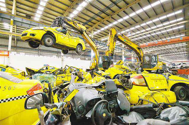 45辆假（套）牌出租车昨日被会合销毁 市民发明犯科出租车可向交巡警和交通行政法律部分举报