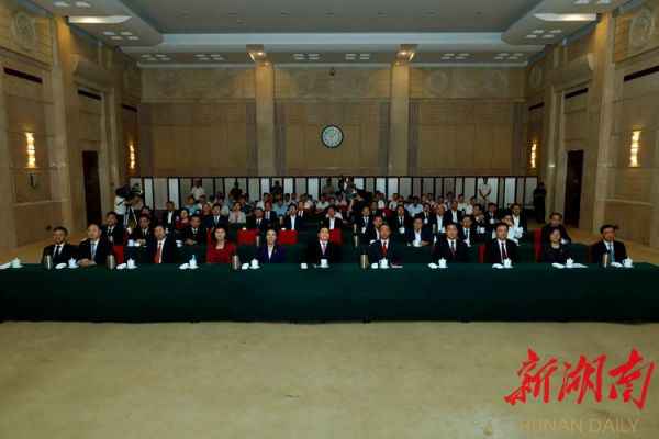 杜家毫许达哲李微微乌兰等省带了解合收看庆祝中华人民共和国创立70周年大会、阅兵式和群众游行实况直播