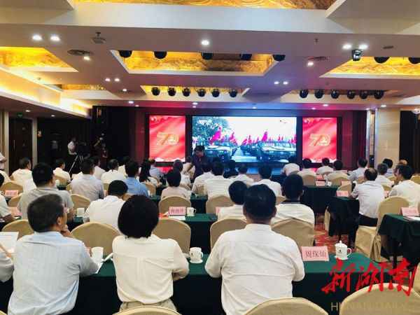 杜家毫许达哲李微微乌兰等省带了解合收看庆祝中华人民共和国创立70周年大会、阅兵式和群众游行实况直播