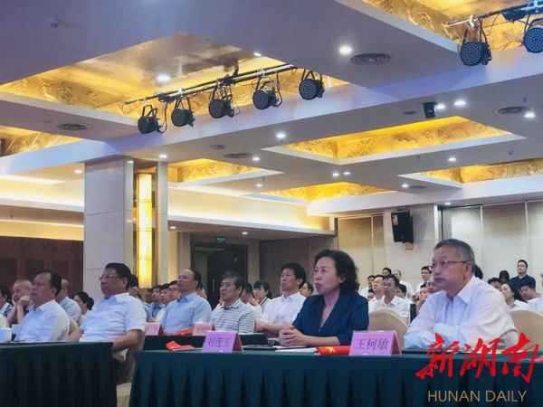 杜家毫许达哲李微微乌兰等省带了解合收看庆祝中华人民共和国创立70周年大会、阅兵式和群众游行实况直播
