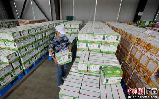 广西融安粤桂扶贫财富园区企业出产忙