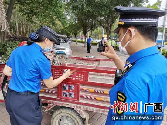 广西柳州城管严查“五车”乱象